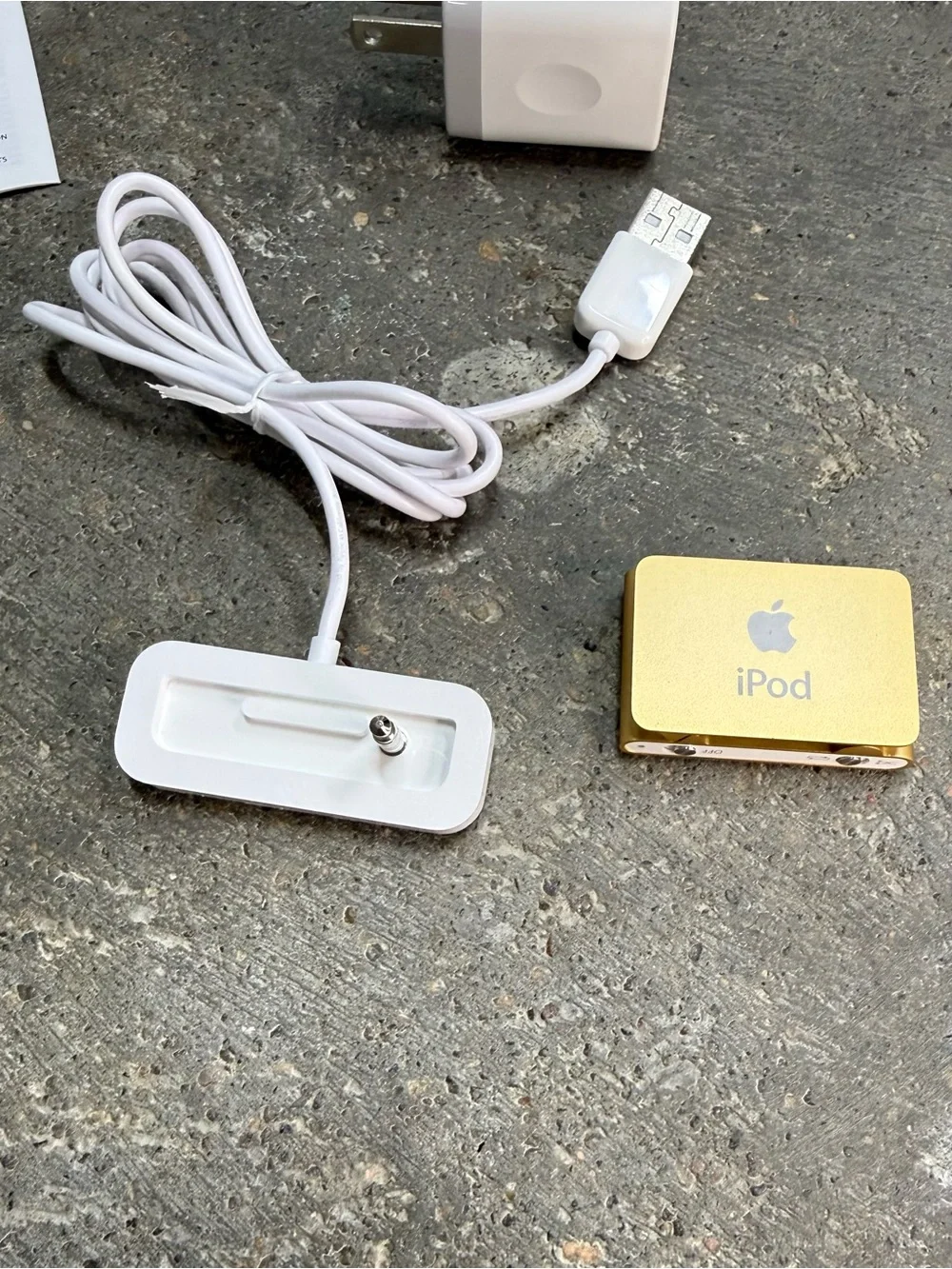 Apple iPod Shuffle 2nd Gen 1GB Gold Complete w/ Case Tested Working